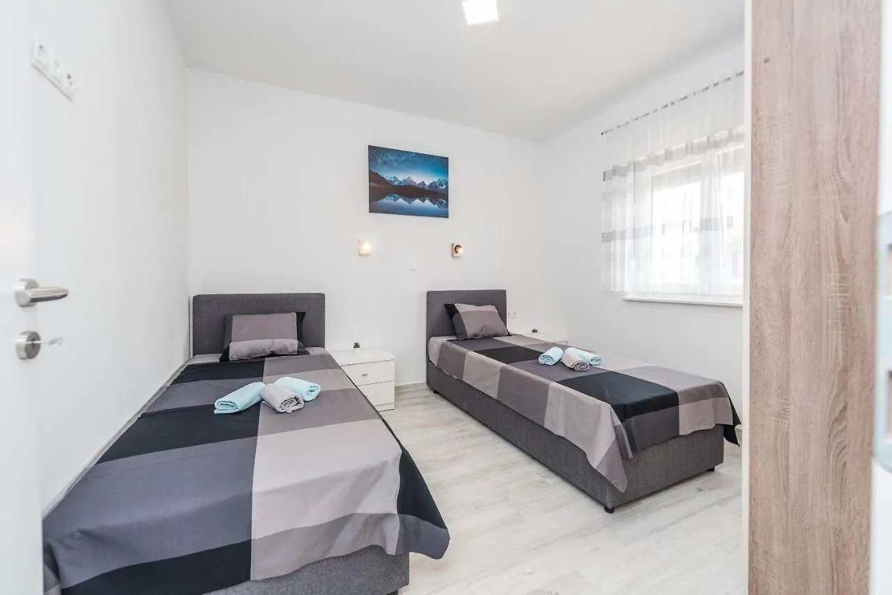 Apartments Bircic Vir 0*,