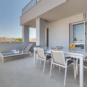  Apartment Kastelina